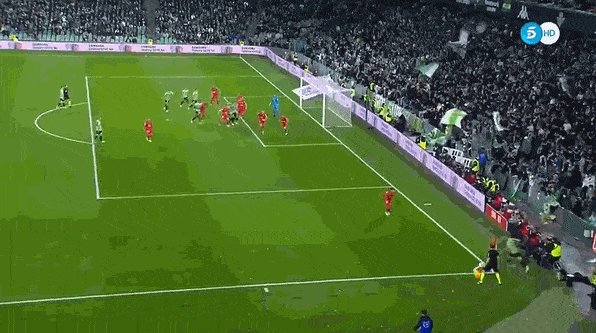 费基尔完美角球破门 费基尔完美角球破门