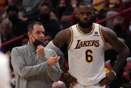 26日NBA前瞻:湖人三巨头合体PK哈登 勇士独行侠攻防大战 26日NBA前瞻:湖人三巨头合体PK哈登 勇士独行侠攻防大战