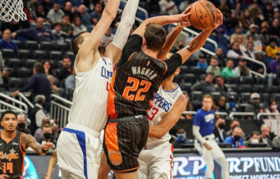 科菲19分瓦格纳21+9 快船5人上双111-102擒魔术再演逆转 科菲19分瓦格纳21+9 快船5人上双111-102擒魔术再演逆转