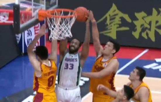 吉伦沃特狂砍45+8中制胜球 山东5人上双116-112险胜山西 吉伦沃特狂砍45+8中制胜球 山东5人上双116-112险胜山西