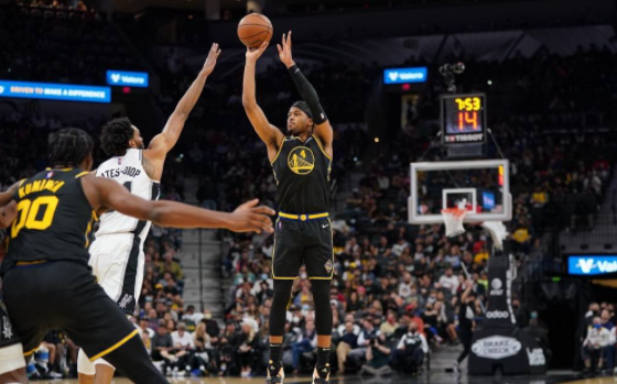 2日NBA纪录:字母哥三双数超乔丹 太阳队史最佳胜率 2日NBA纪录:字母哥三双数超乔丹 太阳队史最佳胜率