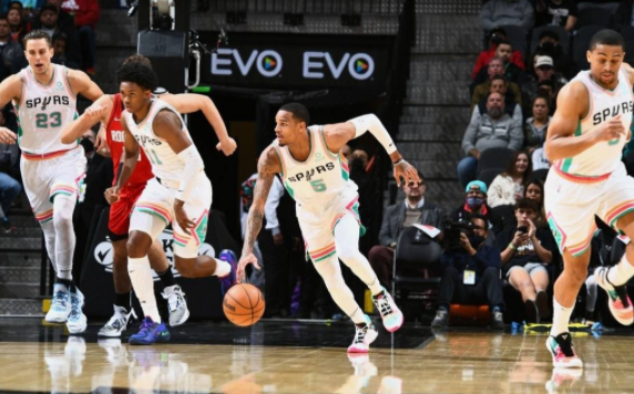 马刺6人得分上双主场131-106大胜火箭 穆雷19+11伍德两双 马刺6人得分上双主场131-106大胜火箭 穆雷19+11伍德两双