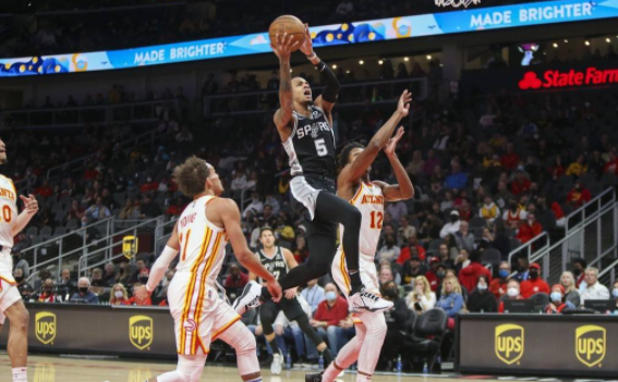 马刺六人上双136-118轻取老鹰 默里32+10+15特雷-杨仅18分 马刺六人上双136-118轻取老鹰 默里32+10+15特雷-杨仅18分