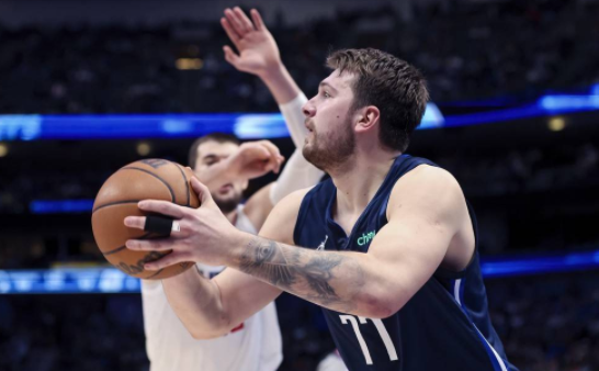 16日NBA前瞻:东契奇PK巴特勒 太阳欲借主场擒快船冲6连胜 16日NBA前瞻:东契奇PK巴特勒 太阳欲借主场擒快船冲6连胜