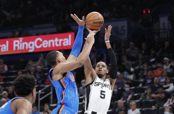 马刺114-106胜雷霆避免两连败 默里拿下18+8吉迪空砍三双 马刺114-106胜雷霆避免两连败 默里拿下18+8吉迪空砍三双