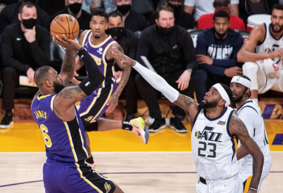 湖人主场106-101逆转爵士 詹姆斯33+8米切尔37分 浓眉伤退 湖人主场106-101逆转爵士 詹姆斯33+8米切尔37分 浓眉伤退