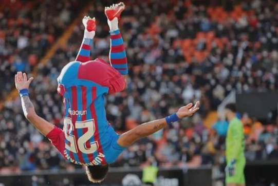 西甲-巴萨4-1瓦伦西亚重回第四 奥巴梅扬双响佩德里世界波德容破门 西甲-巴萨4-1瓦伦西亚重回第四 奥巴梅扬双响佩德里世界波德容破门