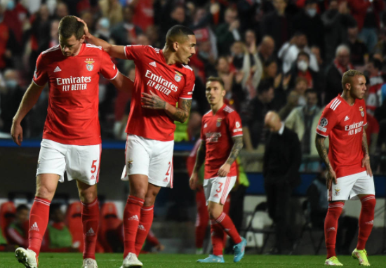 欧冠-阿贾克斯2-2客平本菲卡 阿莱乌龙后进球、塔迪奇建功 欧冠-阿贾克斯2-2客平本菲卡 阿莱乌龙后进球、塔迪奇建功