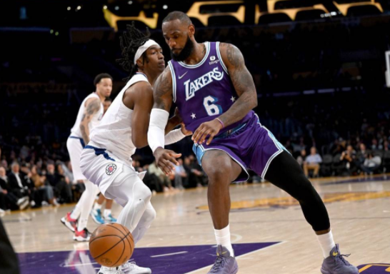 詹姆斯21+11霍华德14+16 快船7人得分上双105-102险胜湖人 詹姆斯21+11霍华德14+16 快船7人得分上双105-102险胜湖人