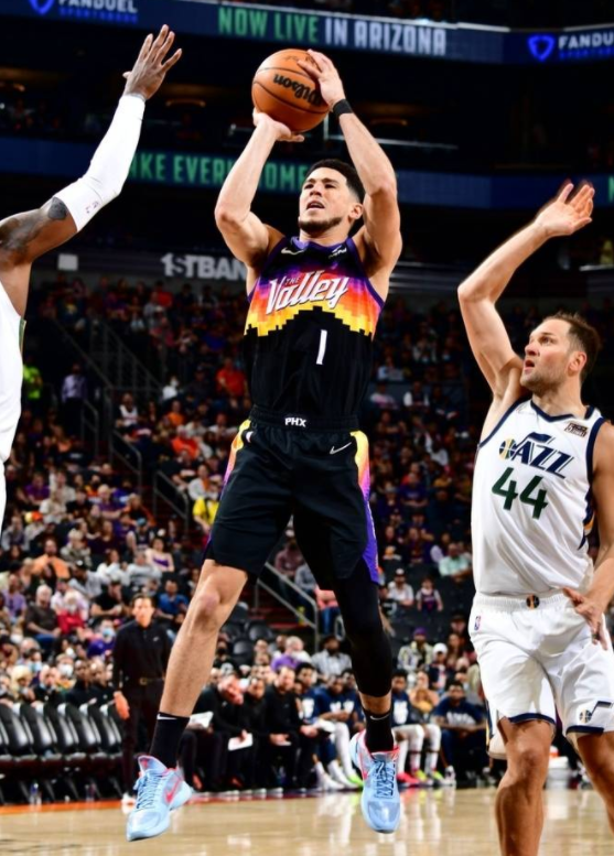 米切尔26分布克30+7+7 爵士客场赢球118-114送太阳两连败 米切尔26分布克30+7+7 爵士客场赢球118-114送太阳两连败