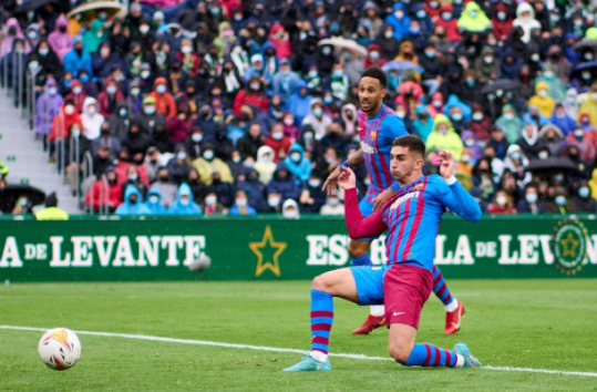 西甲-巴萨2-1逆转埃尔切取四连胜 费兰破门+屡失良机德佩点射 西甲-巴萨2-1逆转埃尔切取四连胜 费兰破门+屡失良机德佩点射