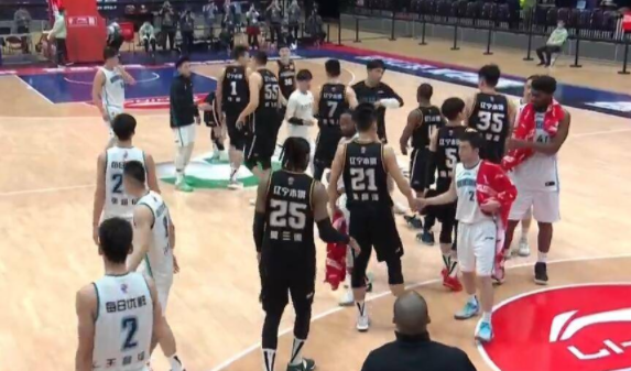 辽宁111-101青岛结束三连败 郭少复出16+7丛明晨伤退离场 辽宁111-101青岛结束三连败 郭少复出16+7丛明晨伤退离场