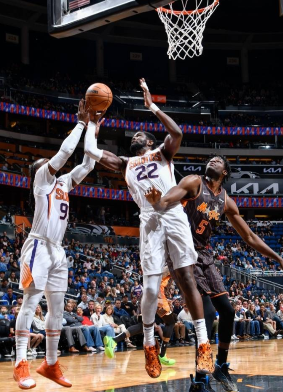 艾顿单核带队砍21分19板 太阳102-99险胜魔术避免两连败 艾顿单核带队砍21分19板 太阳102-99险胜魔术避免两连败