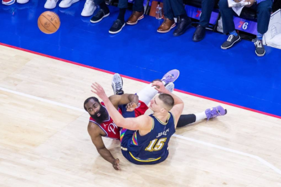 掘金113-110逆转76人止两连败 约基奇22+13恩比德空砍34分 掘金113-110逆转76人止两连败 约基奇22+13恩比德空砍34分