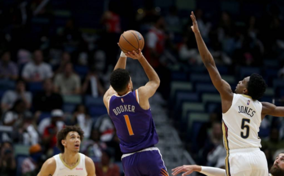 太阳6人上双131-115轻取鹈鹕 布克27+8CJ砍21分 太阳6人上双131-115轻取鹈鹕 布克27+8CJ砍21分