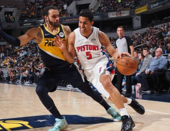 活塞121-117险胜步行者迎3连胜 萨迪克-贝31分状元缺阵 活塞121-117险胜步行者迎3连胜 萨迪克-贝31分状元缺阵