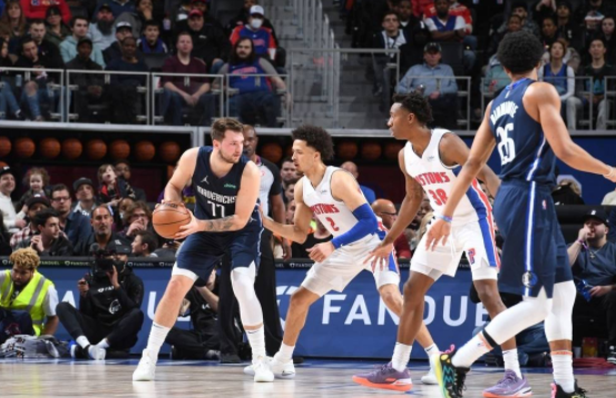 东契奇26+8+14统治全场 状元25+9独行侠131-113大胜活塞 东契奇26+8+14统治全场 状元25+9独行侠131-113大胜活塞