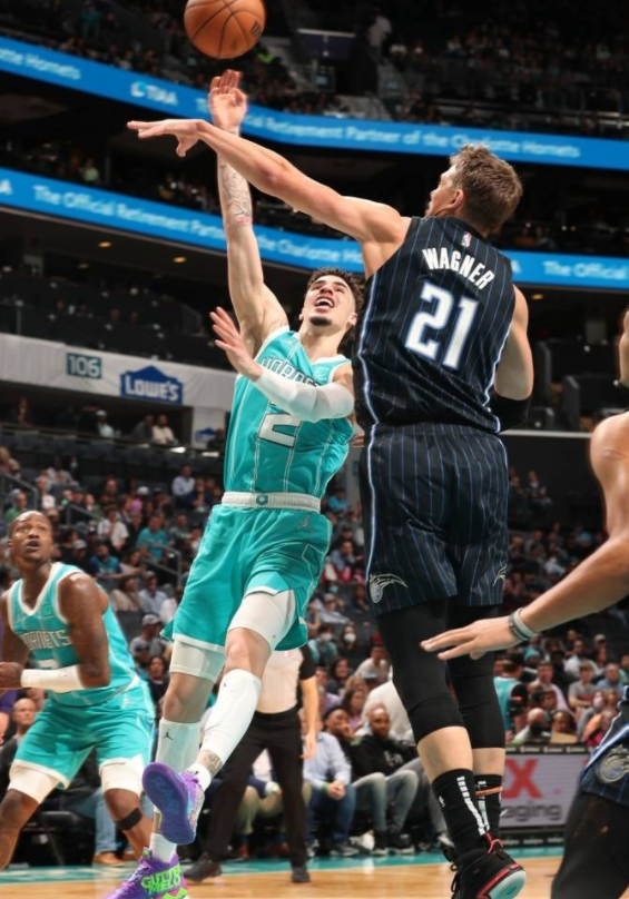 三球26分现场激烈冲突 三人遭驱逐黄蜂128-101大胜魔术 三球26分现场激烈冲突 三人遭驱逐黄蜂128-101大胜魔术