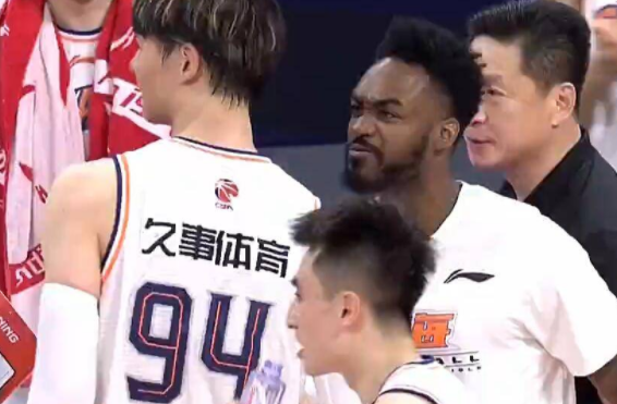 王哲林27+16冯莱制胜三分 上海120-118逆转深圳总分1-0 王哲林27+16冯莱制胜三分 上海120-118逆转深圳总分1-0