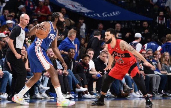 76人131-111轻取猛龙 马克西38分哈登22+14 大帝19+15 76人131-111轻取猛龙 马克西38分哈登22+14 大帝19+15