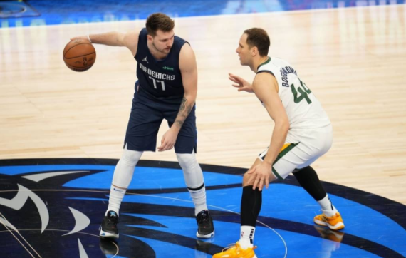 独行侠102-77大胜爵士夺下赛点 东契奇33+13米切尔伤退 独行侠102-77大胜爵士夺下赛点 东契奇33+13米切尔伤退