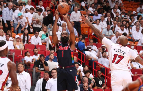 热火106-92轻取76人 阿德巴约24+12哈登低迷16分 大帝缺阵 热火106-92轻取76人 阿德巴约24+12哈登低迷16分 大帝缺阵