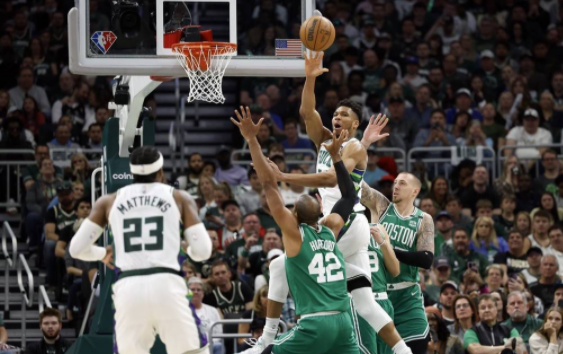 字母42+12+8霍乐迪抛射制胜 雄鹿103-101擒绿军总分2-1 字母42+12+8霍乐迪抛射制胜 雄鹿103-101擒绿军总分2-1