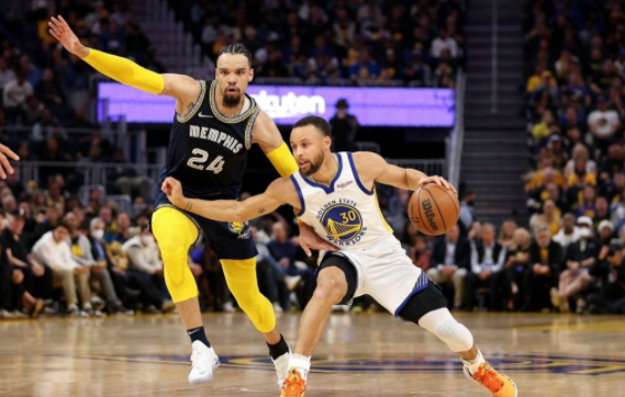 库里32+8莫兰特膝伤休战 勇士101-98逆转险胜灰熊夺赛点 库里32+8莫兰特膝伤休战 勇士101-98逆转险胜灰熊夺赛点