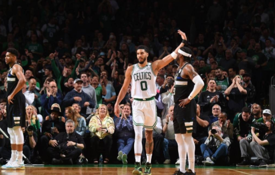 斯玛特两次误攻葬送胜利 双探花合砍60分绿军107-110憾负雄鹿 斯玛特两次误攻葬送胜利 双探花合砍60分绿军107-110憾负雄鹿