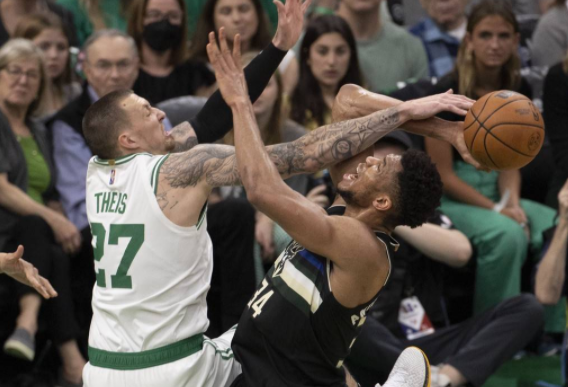 绿军109-81大胜雄鹿进东决 字母哥25+20+9格威27分 绿军109-81大胜雄鹿进东决 字母哥25+20+9格威27分