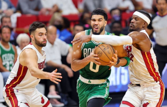 塔图姆27分巴特勒空砍29+6 绿军127-102轻取热火总分1-1 塔图姆27分巴特勒空砍29+6 绿军127-102轻取热火总分1-1