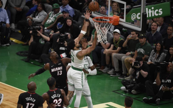 绿军102-82轻取热火总分2-2 塔图姆31+8巴特勒低迷仅6分 绿军102-82轻取热火总分2-2 塔图姆31+8巴特勒低迷仅6分