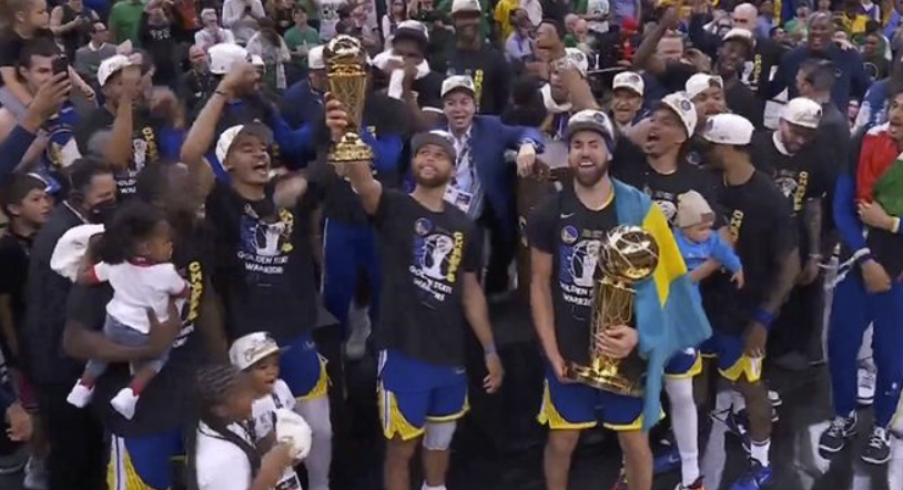 34岁库里生涯首次当选FMVP!总决赛场均31.2分 34岁库里生涯首次当选FMVP!总决赛场均31.2分