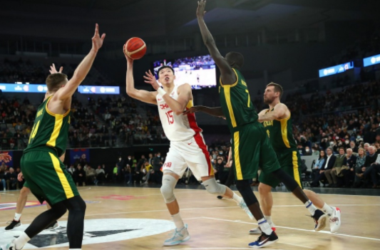 男篮世预赛-中国男篮客场69-76负澳大利亚 周琦16+17郭少12+5 男篮世预赛-中国男篮客场69-76负澳大利亚 周琦16+17郭少12+5