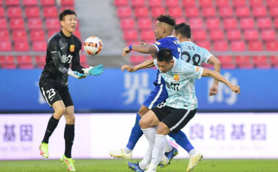 中超-武汉三镇5-0武汉长江取6连胜 埃德米尔森2射1传斯坦丘传射 中超-武汉三镇5-0武汉长江取6连胜 埃德米尔森2射1传斯坦丘传射