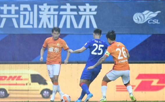 中超-武汉长江2-2战平上海申花 曹赟定单骑闯关破门 中超-武汉长江2-2战平上海申花 曹赟定单骑闯关破门
