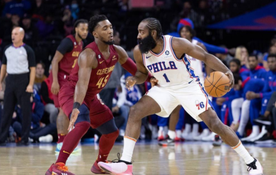 米切尔首秀16分哈登仅9分 76人主场113-112险胜骑士 米切尔首秀16分哈登仅9分 76人主场113-112险胜骑士