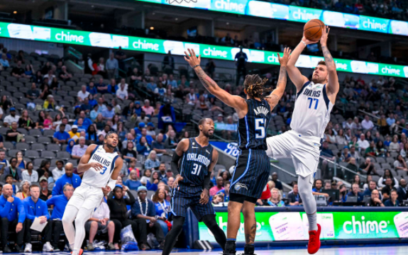 季前赛-魔术末节110-105逆转独行侠 东契奇16+3+5伍德23分 季前赛-魔术末节110-105逆转独行侠 东契奇16+3+5伍德23分