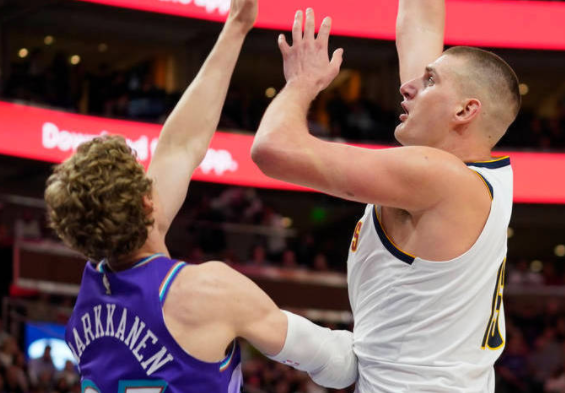 约基奇空砍27+4+6塞克斯顿20分 爵士7人上双123-102轻取掘金 约基奇空砍27+4+6塞克斯顿20分 爵士7人上双123-102轻取掘金