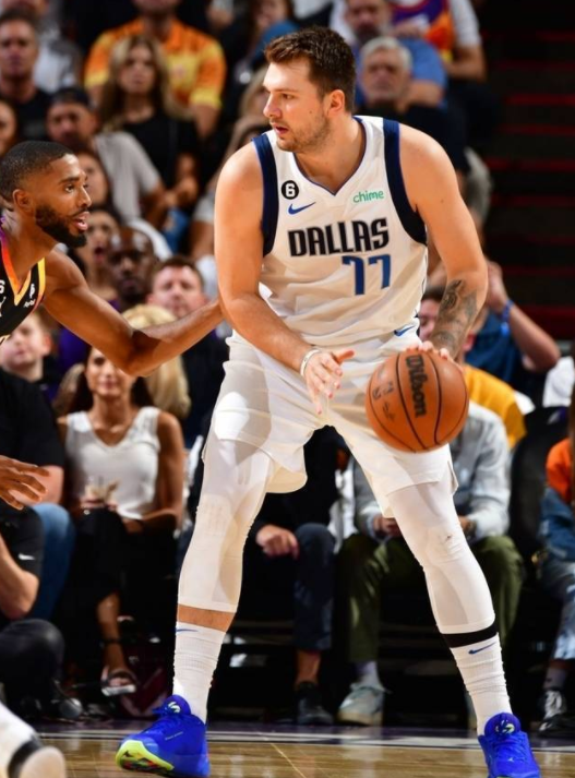 东契奇35+9+6痛失好局 布克28+9太阳107-105逆转独行侠 东契奇35+9+6痛失好局 布克28+9太阳107-105逆转独行侠