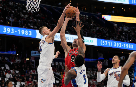 比尔19+8贡献准绝杀 德罗赞32+6+6公牛100-102惜败奇才 比尔19+8贡献准绝杀 德罗赞32+6+6公牛100-102惜败奇才