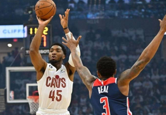 米切尔主场首秀37+5+4比尔空砍27分 骑士加时117-107力克奇才 米切尔主场首秀37+5+4比尔空砍27分 骑士加时117-107力克奇才