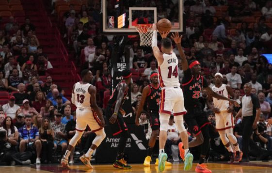 NBA-猛龙客场98-90复仇热火 范弗利特24+9希罗空砍22+15 NBA-猛龙客场98-90复仇热火 范弗利特24+9希罗空砍22+15