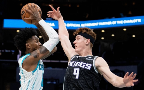 福克斯8分伤退赫尔特26分 国王客场115-108逆转黄蜂 福克斯8分伤退赫尔特26分 国王客场115-108逆转黄蜂