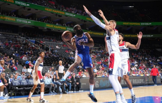 波神30+9马克西空砍32分 恩比德缺阵奇才121-111力克76人 波神30+9马克西空砍32分 恩比德缺阵奇才121-111力克76人