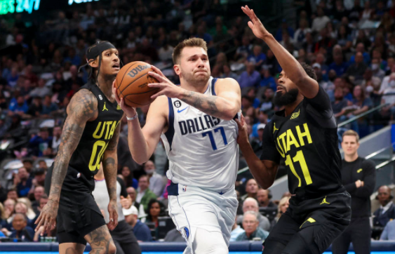 东契奇33+11克拉克森22+8 独行侠主场103-100险胜爵士 东契奇33+11克拉克森22+8 独行侠主场103-100险胜爵士