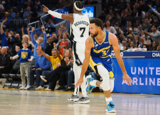 库里三节打卡16+5普尔36分 克莱缺阵勇士132-95大胜马刺 库里三节打卡16+5普尔36分 克莱缺阵勇士132-95大胜马刺