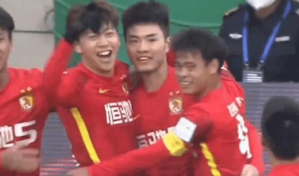 足协杯-广州队拒绝逆转4-2战胜四川九牛 凌杰替补传射 足协杯-广州队拒绝逆转4-2战胜四川九牛 凌杰替补传射