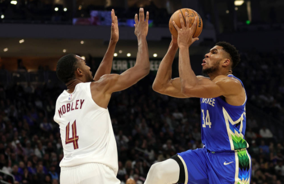 大洛29分雄鹿113-98送骑士5连败 字母哥准三双米切尔23分 大洛29分雄鹿113-98送骑士5连败 字母哥准三双米切尔23分