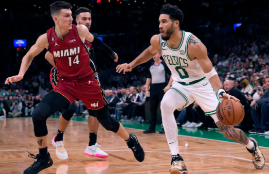 塔图姆轰49+11阿德巴约23+6 绿军三分创纪录以134-121力克热火 塔图姆轰49+11阿德巴约23+6 绿军三分创纪录以134-121力克热火